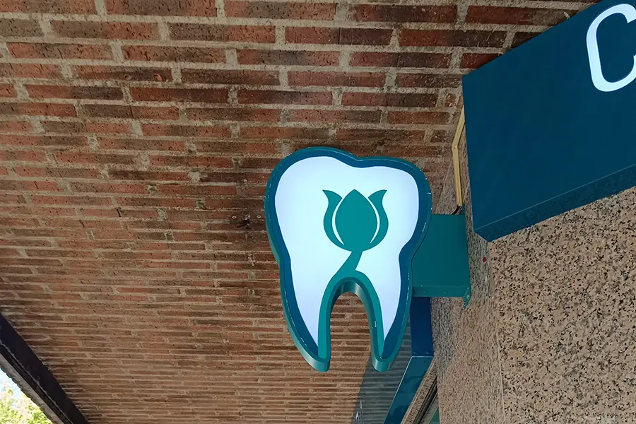 Banderola luminosa led Clínica Dental