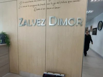 Letras de acero inoxidable